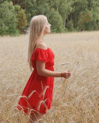 Czerwona sukienka + czarna torebka + złote sandałki