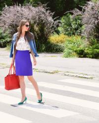farebný outfit // fialová sukňa, zelené lodičky, červená kabelka