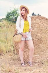 ► Straw bundle and yellow shirt.