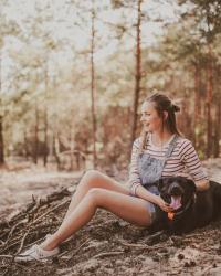 Outfit with dungarees and photo session in the forest