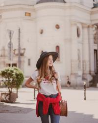 Warsaw! Outfit with blue hat, jeans and red sweater