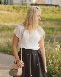 Co ubrać na rozpoczęcie roku szkolnego ? - Biała szyfonowa bluzka + czarna spódnica z perełkami 