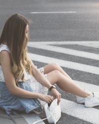 Total white look and jeans jacket