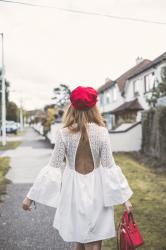 Bianco e rosso: un vestito bianco con pizzo e schiena scoperta