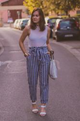 Pantalon rayé et top ajouré