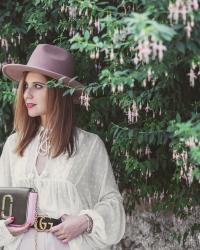 Fiori non sbocciati – Wide pants e una camicia in pizzo.