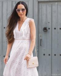 Vestido blanco midi y sandalias Aquazzura