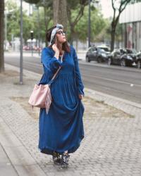 #Look ✘ La robe longue en soie bleue roi et détails pastels