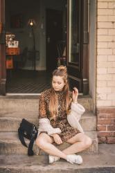 Animal print dress and beige sweater. Sukienka w panterkę na jesień