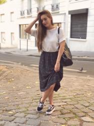 Jupe midi et sneakers