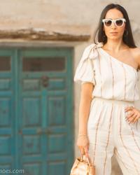 Un look para un día especial: Mono con escote asimétrico y lazo