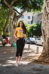 OUTFIT: High Waist Jeans mit Small Tits Club Shirt