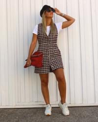 Vestido tweed con sneakers