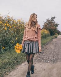 Pink sweatshirt and wool skirt. Zestaw z bluzą i spódniczką.