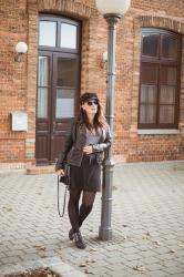 Herbstlook mit Lederjacke, Streifenshirt und Nietenboots