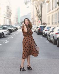 Look ✘ La petite robe cache coeur marron à pois Mango (sélection à petits prix inside).