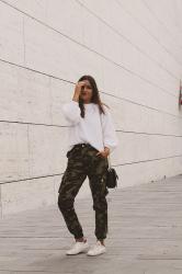 Look con pantalones de camuflaje militar