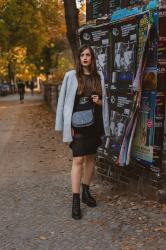 Herbstoutfit mit Mantel und Plateau Boots