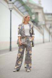 Cooler Business Look: Anzug im Pyjama Style & Sneakers.