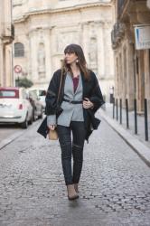 Associer blazer et poncho