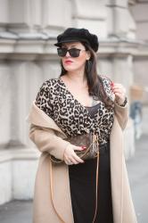 Leo-Bluse mit Camel Coat und roségoldener Schmuck von Leaf Leo-Bluse mit Camel Coat und roségoldener Schmuck von Leaf