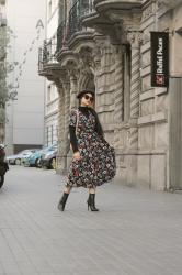 Look: Vestido com blusa gola alta, em Barcelona