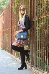 Vestido de tweed y botas over the knee