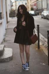 Manteau en fausse fourrure et baskets