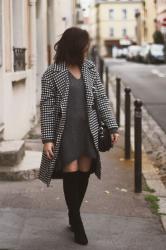 Robe pull, cuissardes et manteau damier