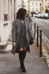 Robe pull, cuissardes et manteau damier