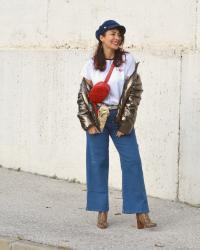 Une doudoune, un jean flare et des boots python