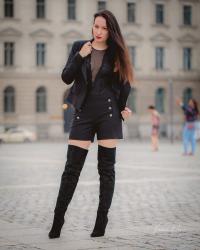 Herbstlook mit Overknee-Stiefeln, Strumpfhose und Hotpants