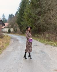 leopardie šaty s fialovou kabelkou