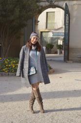 Robe pull et cuissardes beiges : look d’hiver cocoon