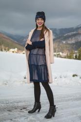 tmavomodré bodkované šaty & zimná brošňa ako z frozen