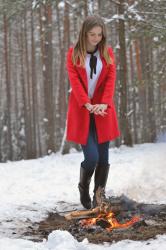 436. Czerwony płaszcz na spacer w lesie. ♥