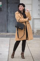 Outfit mit Camel Coat und Leoprint-Stiefeletten