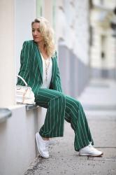 Modetrends 2019: Power Suit & weiße Sneakers