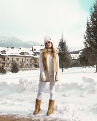UGG BOOTS & WHITE OUTFIT