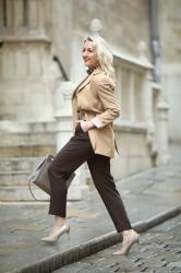 Modetrends 2019: Outfit mit Paperbag Hose, Leo und Blazer.