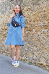 Robe en denim trapèze, banane et ugly shoes : retour dans les années 90