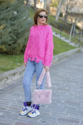 Casual outfit with a maxi distressed pink sweater and furry bag