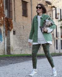 Pantalón camuflaje con cazadora verde