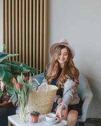 Grey dress, basket bag and beige hat