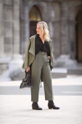 Business Outfit mit Culottes, Duster Coat & Cowboy Stiefeletten.