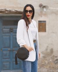 Blazer blanca, Jeans Mom Fit y Zuecos con tacón dorado