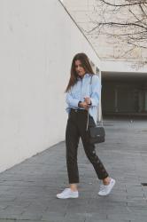 Camisa azul y pantalones de cuero look