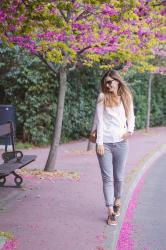 Sous les fleurs – jean mom et blouse blanche