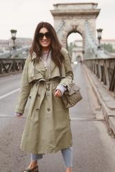 Tinuta lejera de weekend: trench coat, Loafers Burberry si Levi's Jeans 