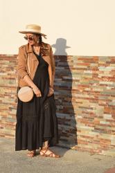 Robe longue noire bohème et perfecto camel : le combo parfait